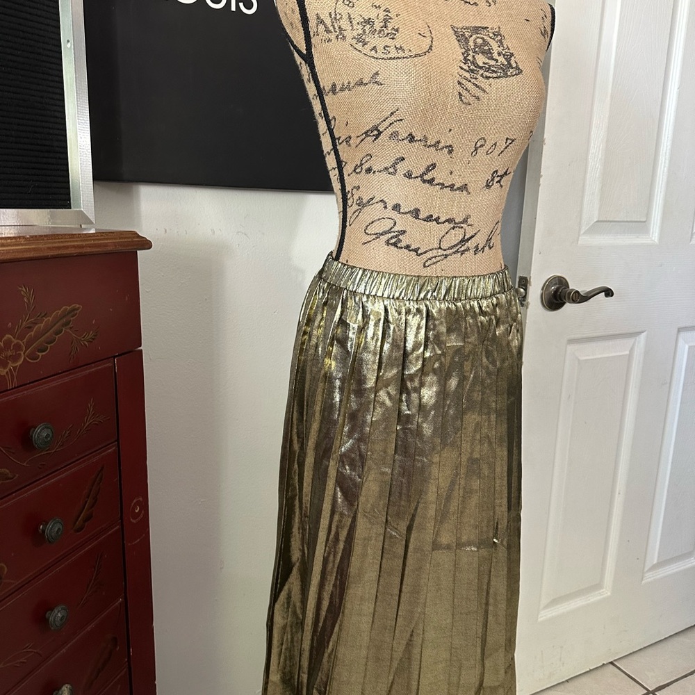 🆕Calligraphie Gold Metallic Pleated Skirt - Picture 5 of 16